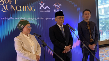 Ketua Umum PBNU, KH Yahya Cholil Staquf (tengah)