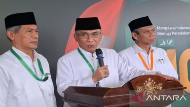 Ketua Umum PBNU Yahya Cholil Staquf atau Gus Yahya (tengah)