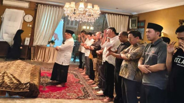 Ketua Fraksi Golkar M Sarmuji mensalati jenazah Marzuki Achmad
