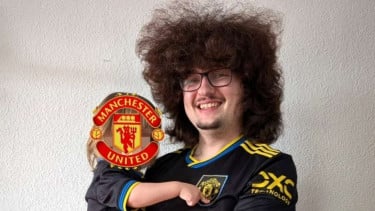 Fans Manchester United rambut makin lebat
