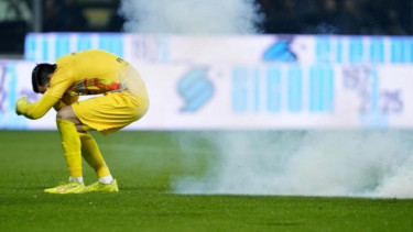 Emil Audero terkena lemparan flare dari fans Inter Milan