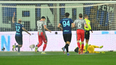 Emil Audero terkena lemparan flare dari fans Inter Milan