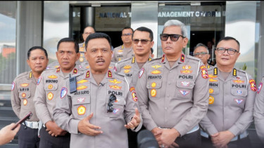Kakorlantas Polri Irjen Agus Suryonugroho (tengah)