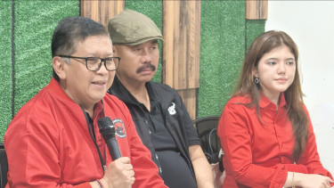 Sekjen PDIP Hasto Kristiyanto (kiri)