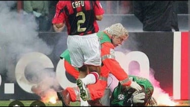 Kiper AC Milan, Dida kena serangan flare suporter Inter Milan