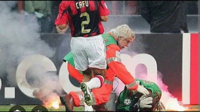 Kiper AC Milan, Dida kena serangan flare suporter Inter Milan