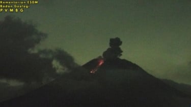 Gunung Semeru yang berada di perbatasan Kabupaten Lumajang dan Malang, kembali erupsi Senin malam