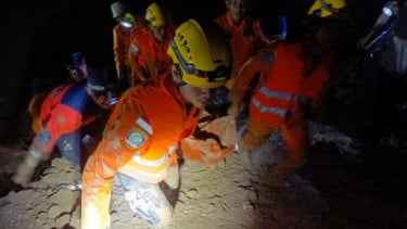 Tim SAR mengevakuasi korban longsor tambang timah di IUP PT Timah Bangka