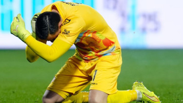 Kiper Cremonese, Emil Audero saat terkena flare