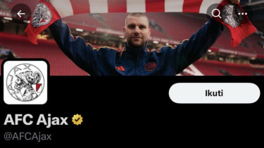 Ajax Amsterdam JAdikan Foto Maarten Paes Header di X