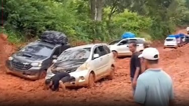 Rombongan pengantin terjebak di jalur off-road