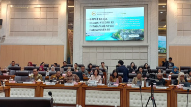Menteri Pariwisata Widiyanti Putri Wardhana rapat bersama Komisi VII DPR RI