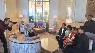 Prananda Prabowo mendadak jadi juru foto Megawati Soekarnoputri bersama wartawan