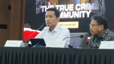 Juru bicara Densus 88 Kombes Pol. Mayndra Eka Wardhana (tengah)