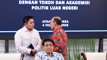 Seskab Teddy Indra Wijaya di Kompleks Istana Kepresidenan