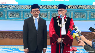 Hakim Mahkamah Konstitusi (MK), Adies Kadir (kanan)