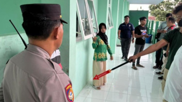 Polisi olah TKP peluru nyasar yang mengenai pelajar MTSN 1 Lumajang