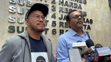 Pandji Pragiwaksono (kiri) dan Haris Azhar (kanan)