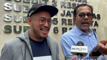Pandji Pragiwaksono bersama kuasa hukumnya Haris Azhar