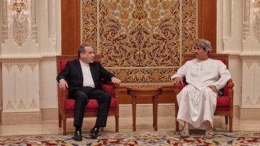 Menlu Iran Abbas Araghchi dan Menlu Oman Badr bin Hamad Al-Busaidi di sesi pertama negosiasi