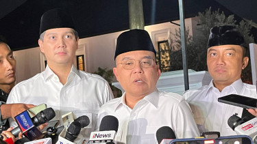 Ketua Harian DPP Partai Gerindra, Sufmi Dasco Ahmad (tengah)