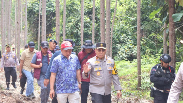 Kapolda Riau, Irjen Pol Herry Heryawan (depan kanan)
