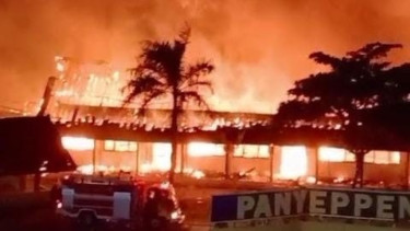 Asrama Santri Ponpes Panyeppen Pamekasan Dilalap Api