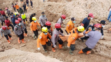 Tim SAR evakuasi korban terakhir tanah longsor di area tambang bijih timah