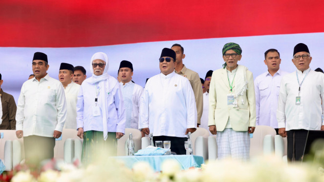 Presiden Prabowo Subianto hadiri Mujahadah Kubro Satu Abad NU (tengah)