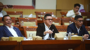Anggota Komisi III DPR RI Soedeson Tandra (tengah)