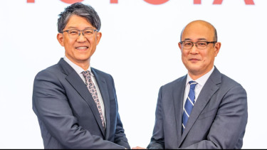 Serah terima jabatan CEO Toyota dari Koji Sato (kiri) ke Kenta Kon (kanan).