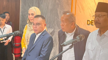 Wakil Ketua DPR RI Sufmi Dasco Ahmad (tengah)