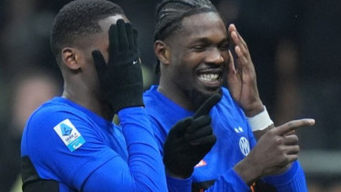 Pemain Inter Milan Ange-Yoan Bonny (kanan)