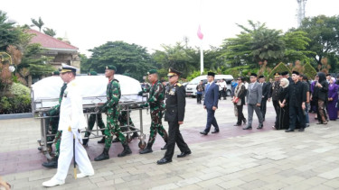 Menlu Sugiono memimpin upacara pemakaman Dubes RI untuk Filipina Agus Widjojo di TMP Kalibata