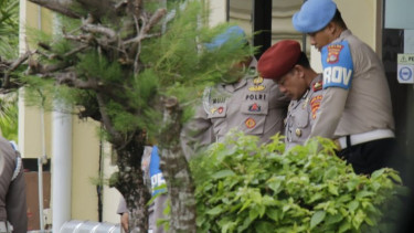 Petugas Bidpropam Polda NTB menggiring AKP Malaungi