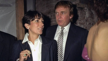 Donald Trump (kanan) dan Ghislaine Maxwell (kiri) di tahun 1997
