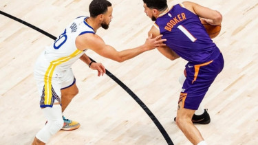 Pemain Phoenix Suns Devin Booker (kanan)