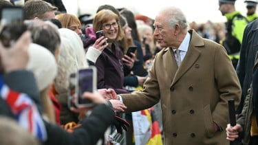 Momen Raja Charles dicemooh saat kunjungan ke Clitheroe, Lancashire