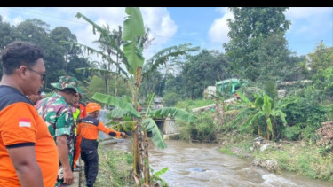 Tim SAR menyisir sungai Karangmalang mencari korban hanyut banjir bandang Semarang
