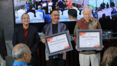 Ketua ALUMNUS Jimmy Gani (Kiri), Bambang Susantono, CDA Dubes AS (Kanan)