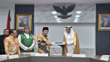 Raja Arab Saudi Salman bin Abdulaziz menyerahkan bantuan 100 ton kurma untuk Indonesia