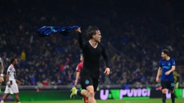 Pemain Inter Milan, Piotr Zielinski rayakan gol ke gawang Juventus