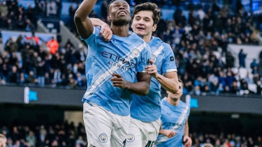 Pemain Manchester City Marc Guehi rayakan gol