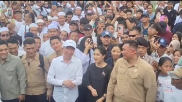 Presiden ke-7 RI, Joko Widodo atau Jokowi (depan topi putih)