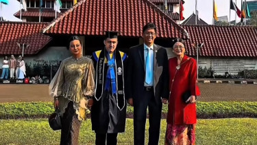 Momen Menkeu Hadiri Wisuda Putra Sulungnya