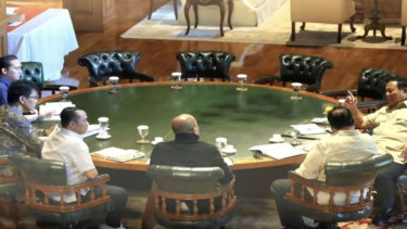 Presiden RI Prabowo Subianto memimpin rapat terbatas di Hambalang