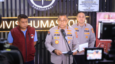 Kadiv Humas Polri Irjen Johnny Edison Isir (tengah)