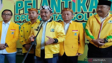 Ketua Umum Partai Golkar Bahlil Lahadalia (tengah)