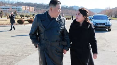 Kim Jong Un (Kiri) dan Putrinya, Kim Ju Ae (Kanan)