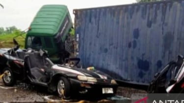 Kecelakaan lalu lintas melibatkan truk kontainer dengan mobil di Karawang